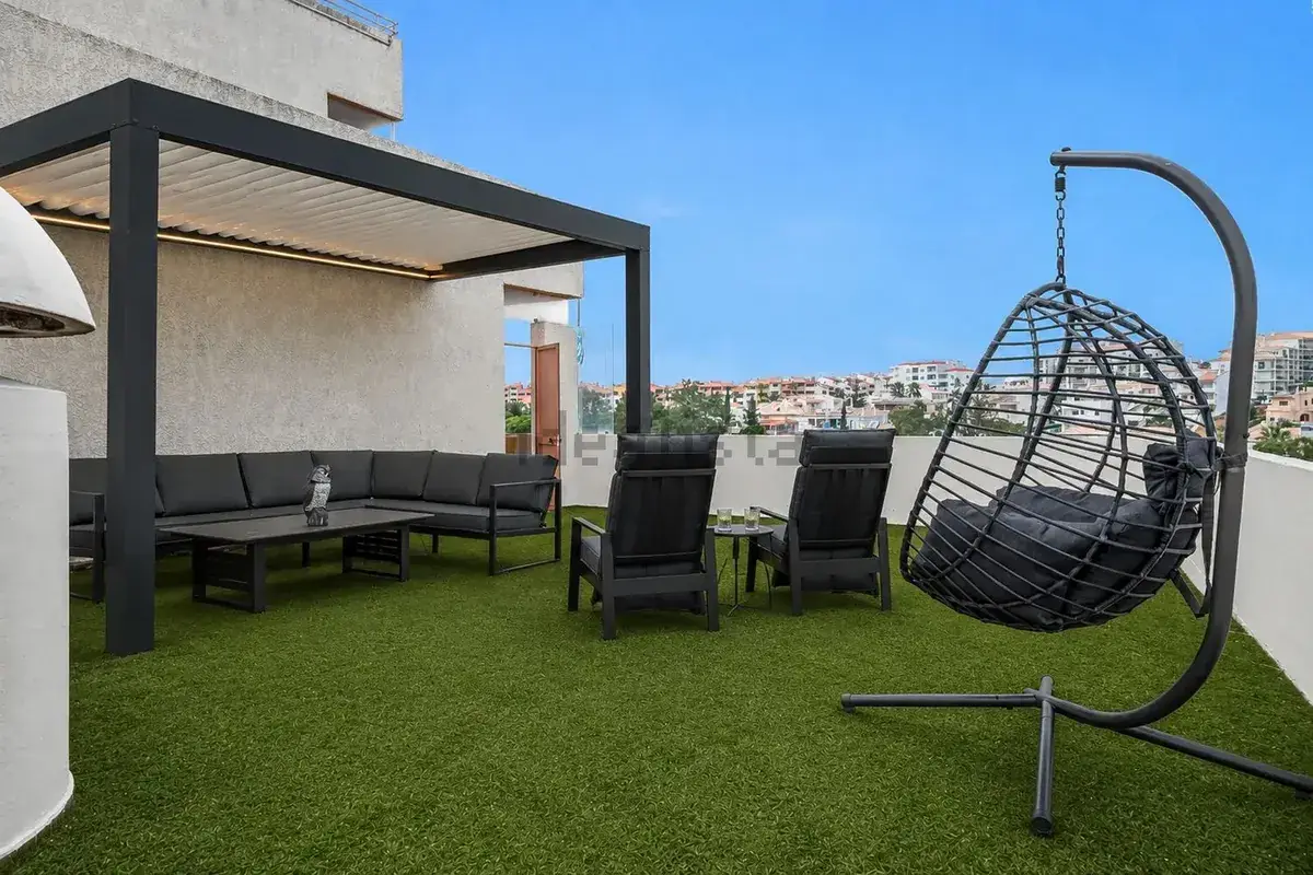 Terraço privativo com pérgola no 7.º andar do Hotel Paraíso, Albufeira