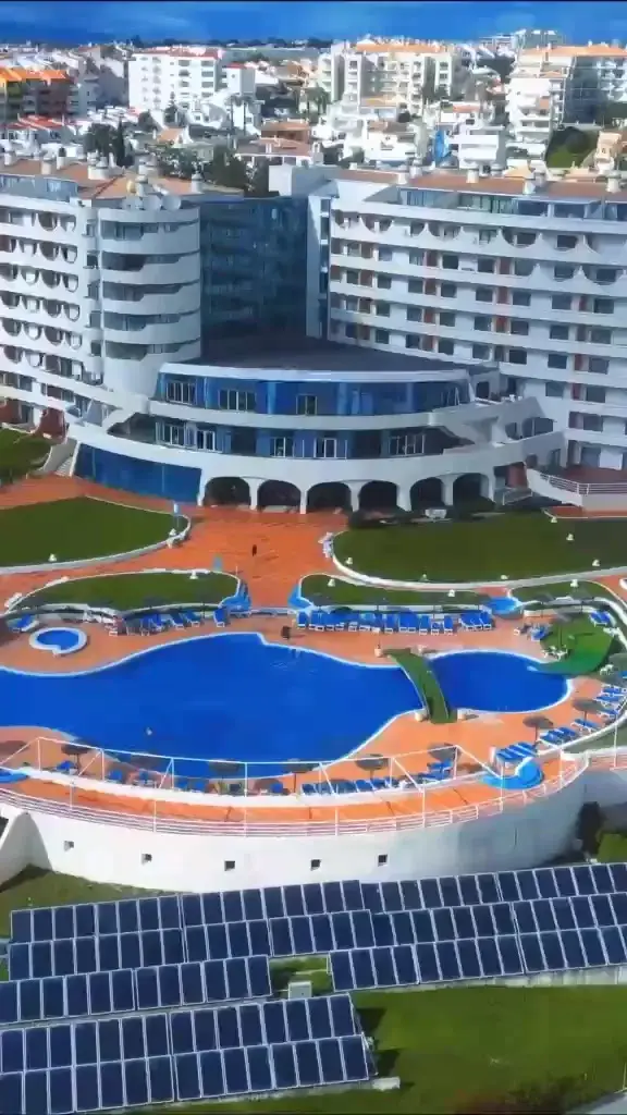 Piscina exterior e jardins