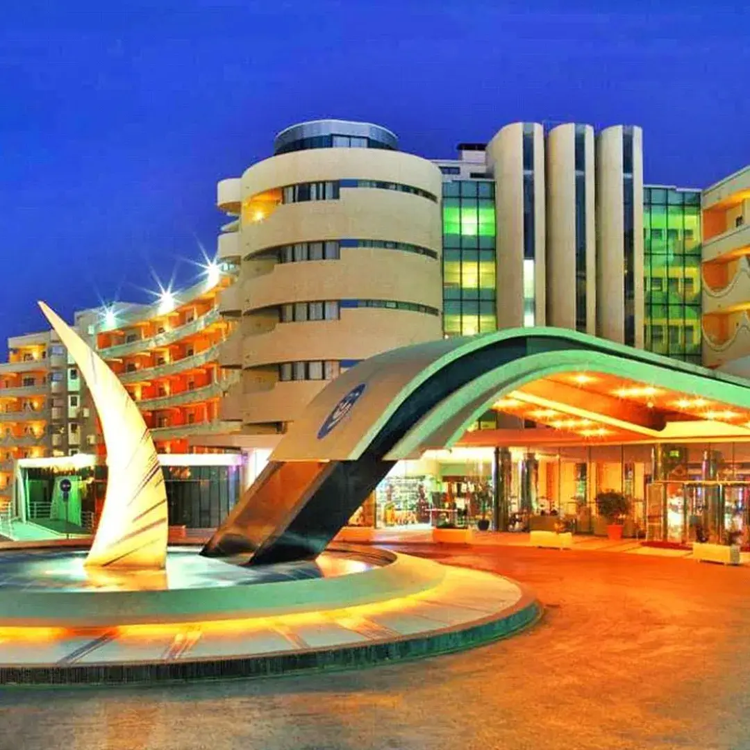 A entrada do hotel à noite